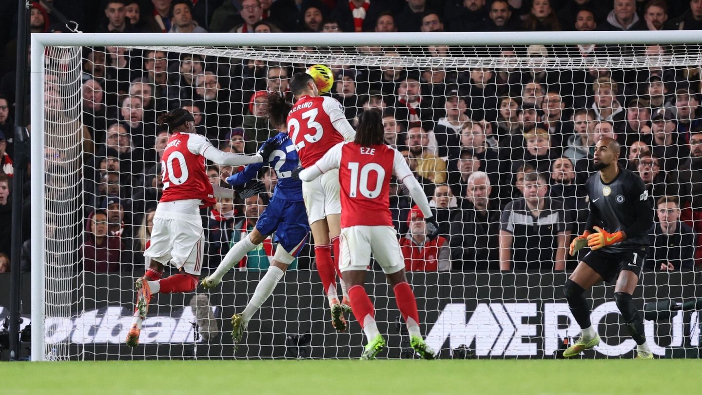 Football: Arsenal salvage a draw – Chelsea sent off again