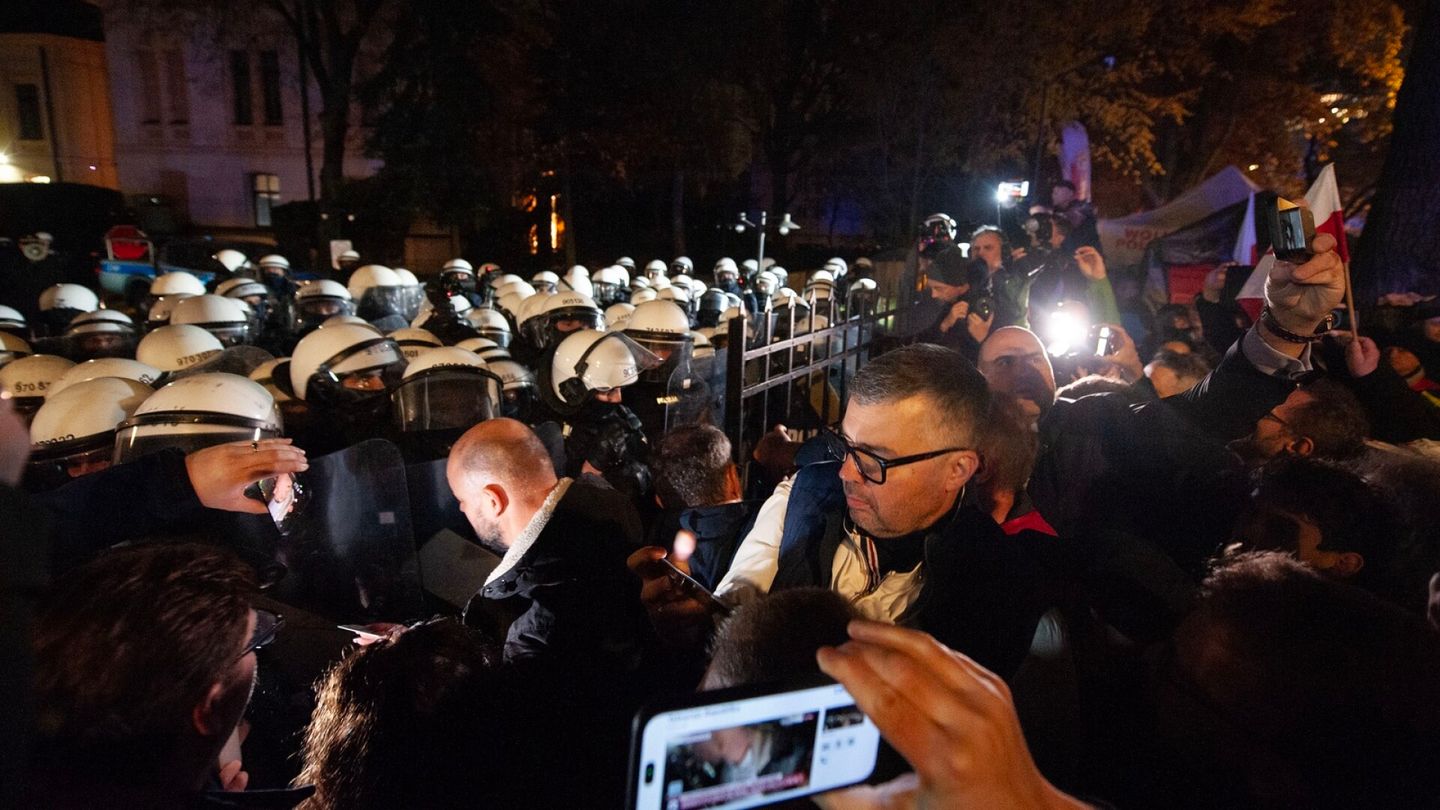 Poland | Riot police deployed to the streets, court accuses government of coup