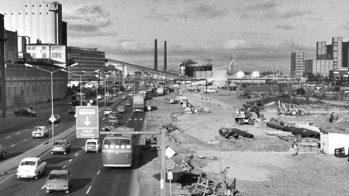 Uusi risteys ja liikennevalot Sörnäisten rantatielle