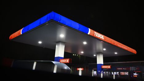 Teboilin mittarikentän katos kuvattuna Helsingin Pakilassa marraskuun alussa.