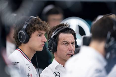 Toto Wolff (right) has said that he will build the future of the Mercedes-Benz F1 team on, among others, Andrea Kimi Antonelli (left).