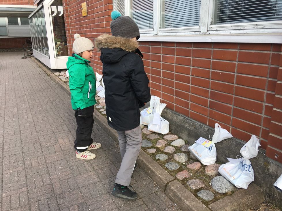 Leena Vepsäläinen's first -grade daughter and a third -grade boy in the yard of the Helsinki Library on March 25, 2020. When the libraries had been closed, they were able to apply for books in bags outside the library, which had a recommendation on the appropriate age group of the books.