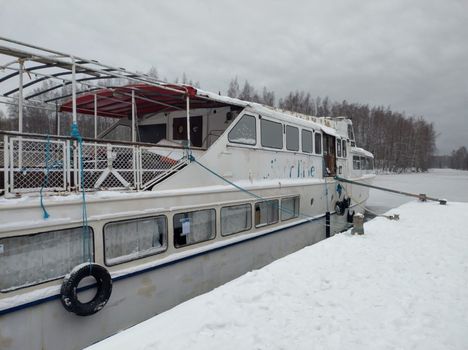 Hämeen ammattikorkeakoulun kiinteistömestari Tommi Syrjälä kuvasi M/S Tampereen ammattikorkeakoulun laiturissa viime talvena. Yksityiseen laituriin alus saapui ilman lupaa juuri ennen jäitä. 