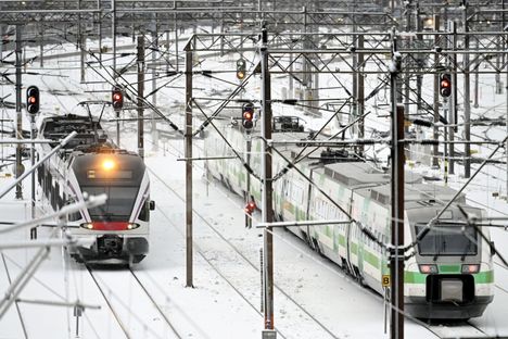 VR:n junia Helsingissä 2. tammikuuta 2024. Sydäniskurit asennetaan kaikkiin kaukoliikenteen juniin.