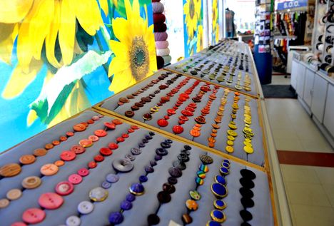 The Rita Ribbon and Nappi store has 1778 different buttons. Rita Suursalmi knows exactly as she has sewn both the price and the storage number on each button on display.