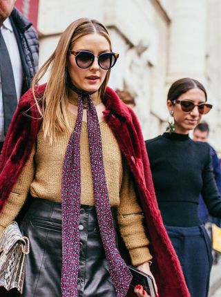 Perinteiset mustat ja naisellisen kissamaisetkin lasit ovat nyt isot.