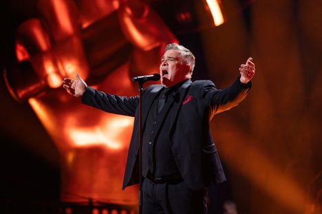 Nokialaistenori Risto Piirainen esitti The Voice of Finland -ohjelmassa Conchita Wurstin viisuhitin Rise Like a Phoenix ja eteni kirkkaasti suoriin lähetyksiin Maija Vilkkumaan tiimissä.
