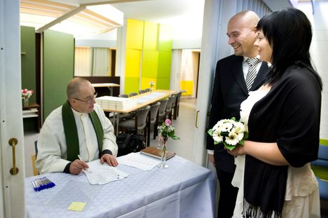 Erityinen päivä tuolloinkin. 10.10.2010 päivämäärä houkutti ihmisiä aikanaan vihille Nokian kirkossa. Kuvassa pappi Timo Uotila tarkastaa Nokian esteettömyystodistukset Hääpari Markus Johanssonilta ja Sari Kukkoselta. Nyt Vihkimisten iltana hääpäiväksi tulee 24.02.2024.