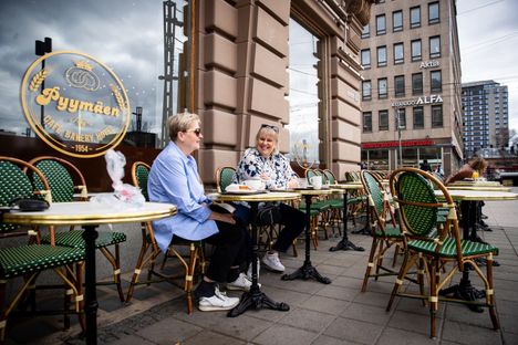 Mervi Koivuniemi (vasemmalla) ja Outi-Sofia Lindberg olivat pääsiäistunnelmissa kahvilan terassilla kiirastorstaina.