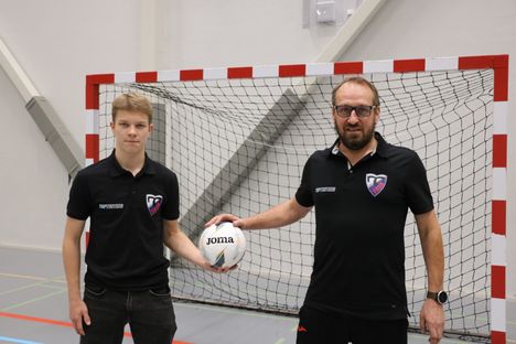 Tervakosken Padon P19-joukkueen pelaaja Aapo Vuorio ja valmentaja Janne Lindberg kuvattuna ennen kauden alkua.