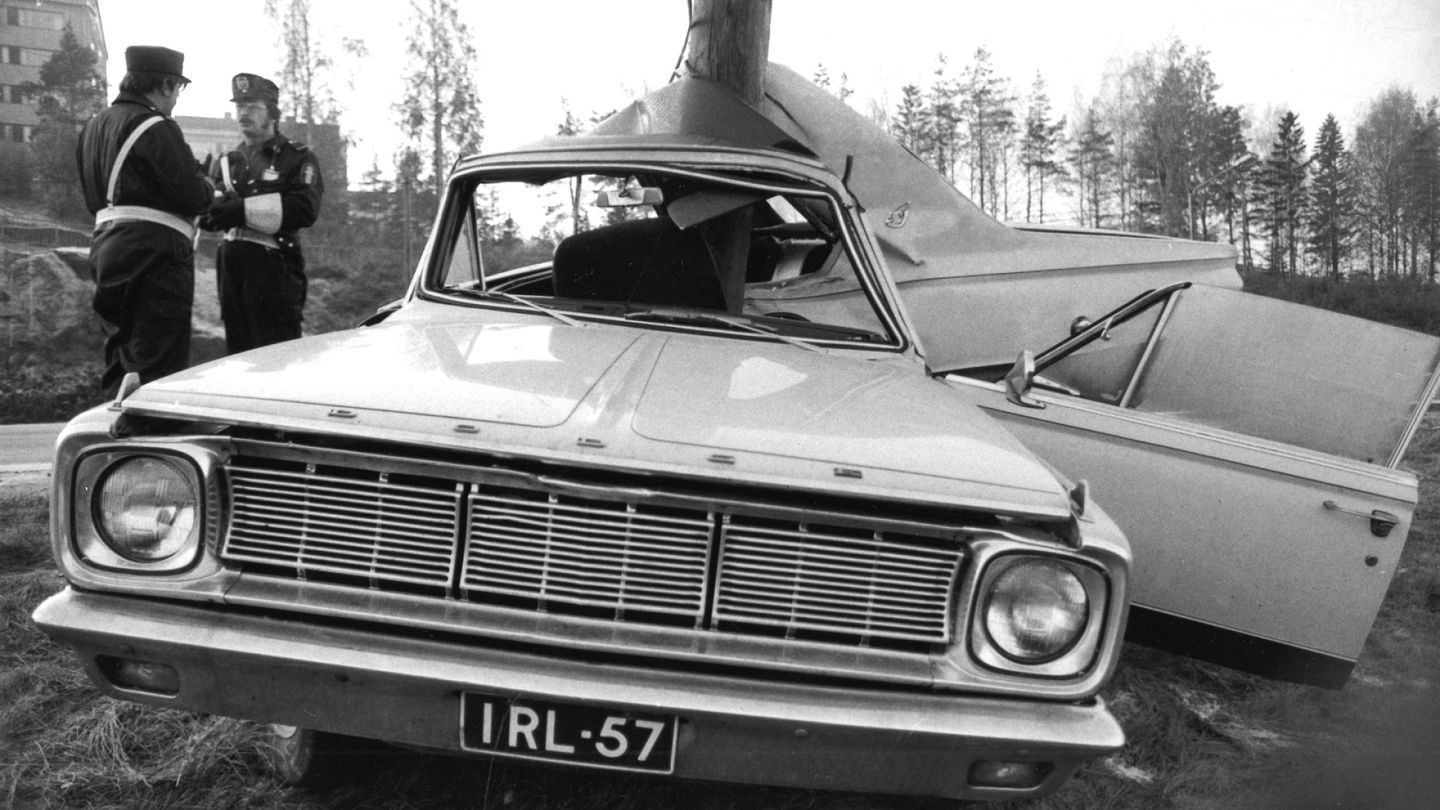 HS 50 vuotta sitten 22.10.1976 | Pelti ryskyi jäisillä teillä