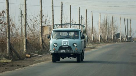 Venäläinen maasturi maantiellä Donetskin alueen miehitetyssä osassa. Valokuva on otettu 8. marraskuuta.