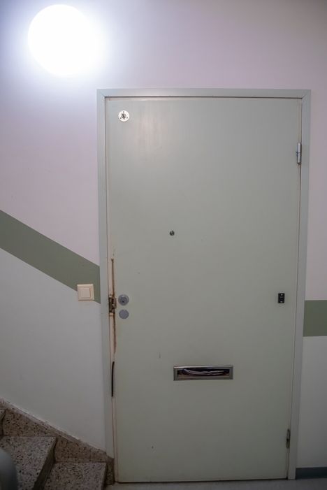 Epäillyn ulko-oven sivustassa näkyi jälkiä, joiden perusteella ovea olisi väännetty voimakeinoin auki.