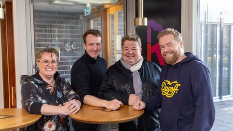 Sitä saa mitä tilaa -musiikkinäytelmän rooleissa nähdään Leena Rousti, Patrik Hvitsjö, Jani Koskinen ja Tatu Siivonen. Heta Halonen ei päässyt julkistustilaisuuteen paikalle, koska oli 10 päivän laivakeikalla.