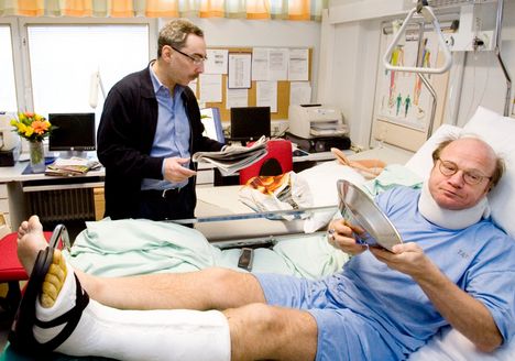 Puoluetoveri Ben Zyskowicz toi Kimmo Sasille tuoreet iltapäivälehdet sairaalaan Sasin kolarin jälkeen maaliskuussa 2007. Lehtien pääaiheena oli Sasin rankka kolari.