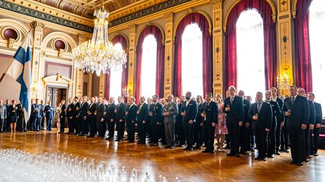 Reserviläisten ylennyksiä juhlittiin näin komeasti Tampereen Raatihuoneella kesäkuussa 2024 puolustusvoimain lippujuhlan päivänä.