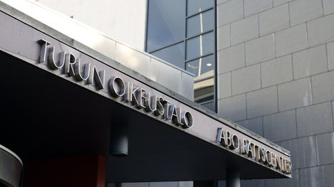 Varsinais-Suomen käräjäoikeus tuomitsi vastaajan törkeästä liikenneturvallisuuden vaarantamisesta ja vahingonteosta 40 päivän ehdolliseen vankeustuomioon. 