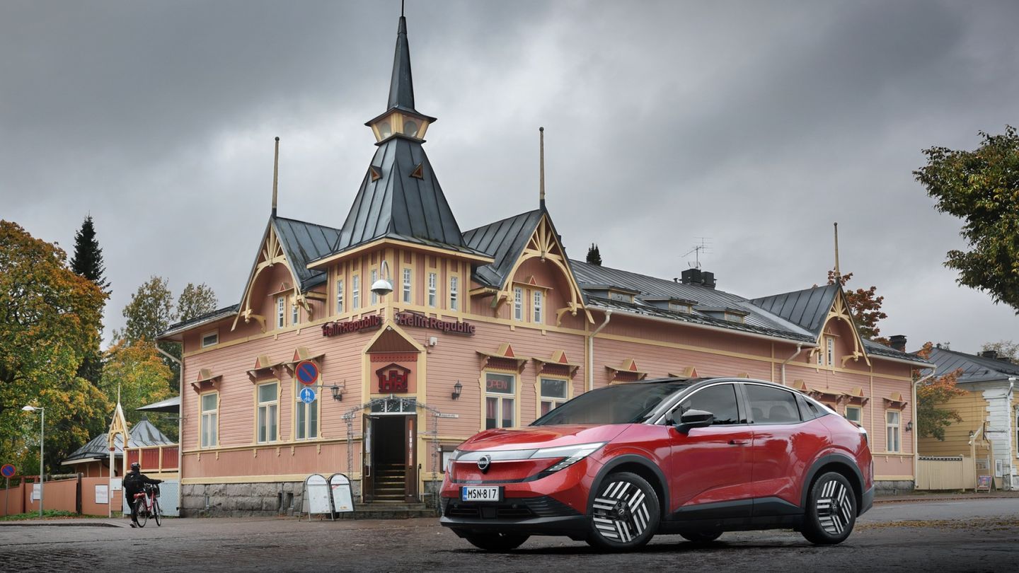 HS testaa | Uusi Ferrari ja Nissan näyttävät samalta, mutta jälkimmäisen ohjaus lannistaa
