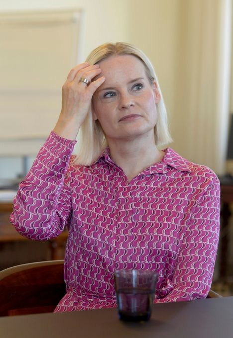 Perussuomalaisten puheenjohtaja, valtiovarainministeri Riikka Purra ei halunnut antaa periksi Rkp:n vaatimuksille vaihtaa elinkeinoministeriä.