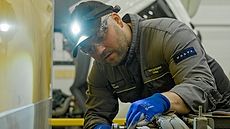 Vaikka monet huollon tehtävät tehdään nykyään tietokoneavusteisesti, myös käsin tehtävää mekaanista työtä riittää runsaasti.