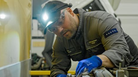 Vaikka monet huollon tehtävät tehdään nykyään tietokoneavusteisesti, myös käsin tehtävää mekaanista työtä riittää runsaasti.