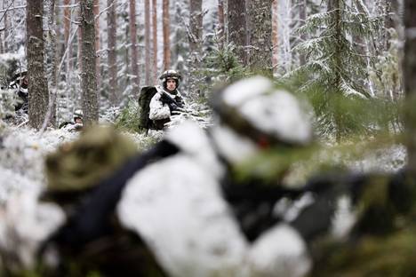 Jos Venäjä hyökkäisi ensi vuosikymmenellä pohjolaan, sitä vastassa voisi olla ilman liikekannallepanoa 11–14 prikaatia. Kuvassa varusmiehiä Suomen maavoimien pääsotaharjoituksesa Nurmeksessa vuonna 2022.