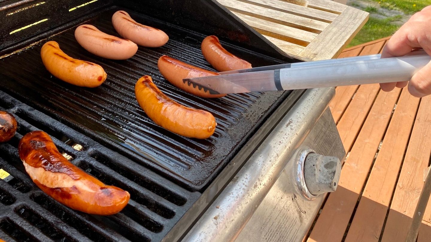 Teetkö grilli­makkaraan viillot ennen paistamista? Nyt selvitetään totuus suomalaisten grillaus­tavoista