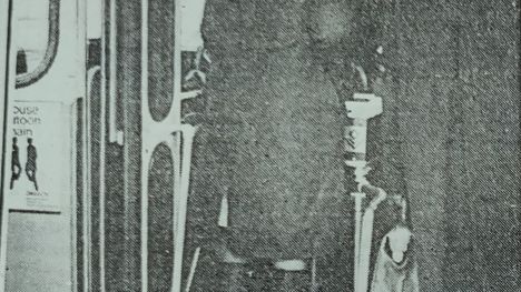 On helppo tietää kumpaa puolta noustaan bussiin, sillä asiasta tiedottavia tarrajulisteita on kolme auton sisällä ja yksi ulkopuolella. Uutinen julkaistu Aamulehdessä 18.12.1975.