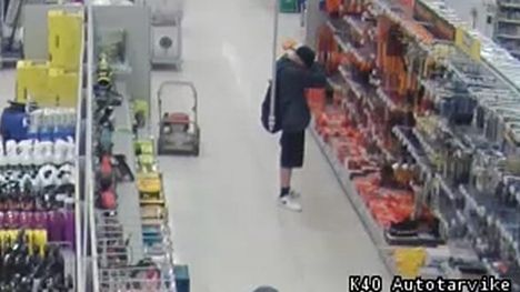 Mies testaili kirveitä kaupassa tavalla, joka ei syyttäjän mukaan muistuttanut ainakaan halonhakkuuta. Hän päätyi ostamaan yleispuukon.