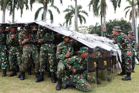 Indonesian asevoimien sotilaita mellakkavarusteissa Kansallismonumentilla pääkaupunki Jakartassa maanantaina.