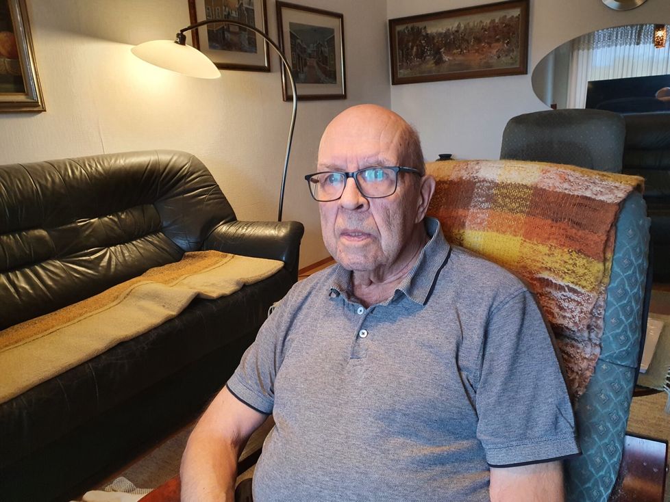 Ossi Virtanen ei enää näe kunnolla lukea. Siksi hän tarjoaa muun muassa leikekirjojaan kiinnostuneille.
