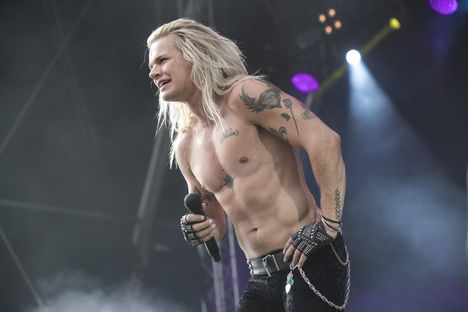 Ollis Humlan Olli Herman julkaisi romanttisen sänkykuvan uuden rakkaansa kanssa ...