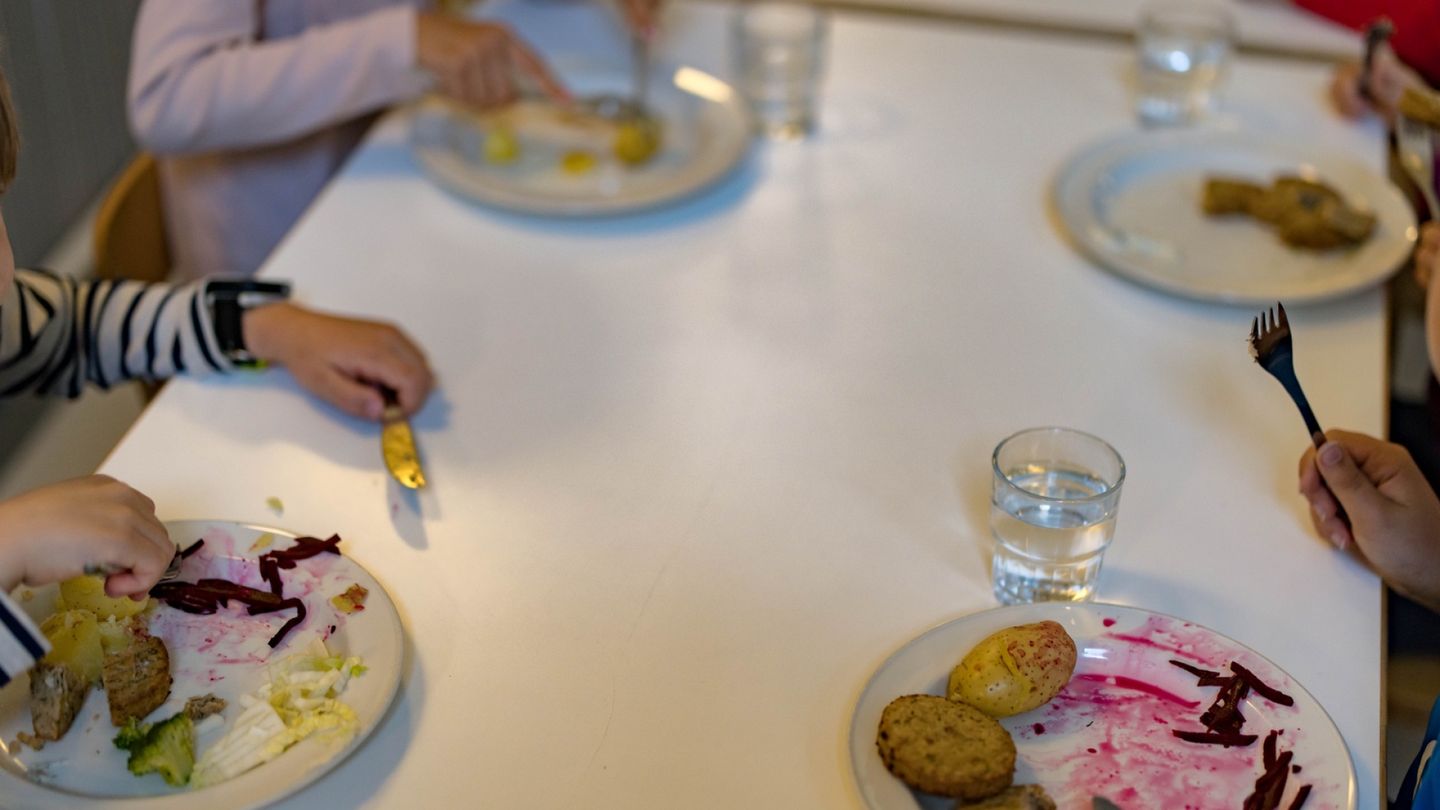 Koululounaissa isoja ongelmia: Ruoka loppui kesken, tilalle vain näkkileipää ja maitoa