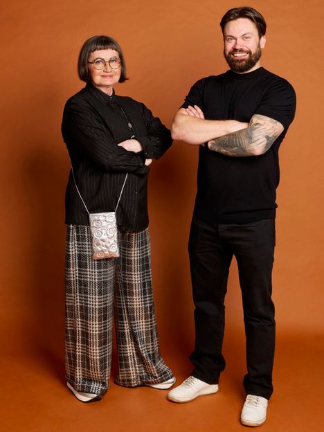 Kiinteistönvälittäjät eivät Hannimarian ja Maxin mukaan ole kuin yhdestä puusta: alan ammattilaista ei tunnista tietynvärisestä kravatista. ”Toki monet varmaan suosivat perinteistä bisnespukeutumista, me emme niinkään.”