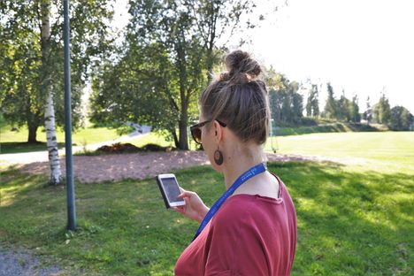 Outi Riihimäki sanoo, että erityistä tämän vuoden ympäristökasvatusviikolla on Nokialla pelattava My2050-seikkailupeli. Ilmastonmuutosta käsittelevä mobiilipeli on kaupunkisuunnistuksen ja pakohuonepelin yhdistelmä, ja se on kaikkien pelattavissa.