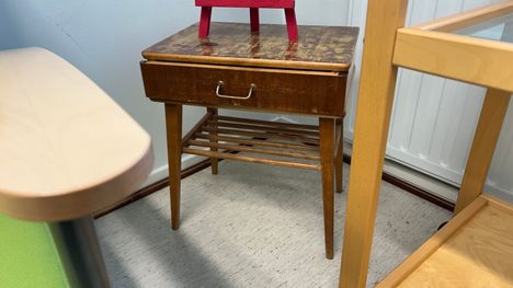 Erilaisia teak-pöytiä on useita kappaleita. Tämä on pienimmästä päästä.