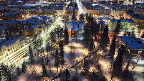 Leipäjono kiemurteli Aleksanterin kirkkopuistossa Tampereella joulukuussa 2024. Pienituloisten määrä kasvoi ja pienituloisuus syveni viime vuonna, kertoo tuore tilasto.