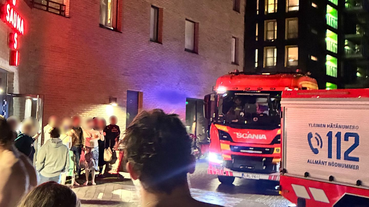 Joukko puolialastomia ihmisiä pelmahti kadulle Helsingissä