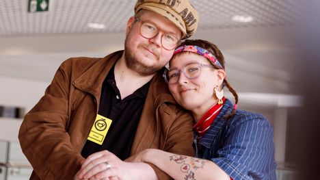 Aapon humalainen ilkeily sai Hannan tiedostamaan arvonsa ja sanomaan vastaan miellyttämisen sijaan. ”Kirosanoilla ei nimitellä. Enkä ole stalinisti, vaikka kritisoin alkoholinkäyttöä.”