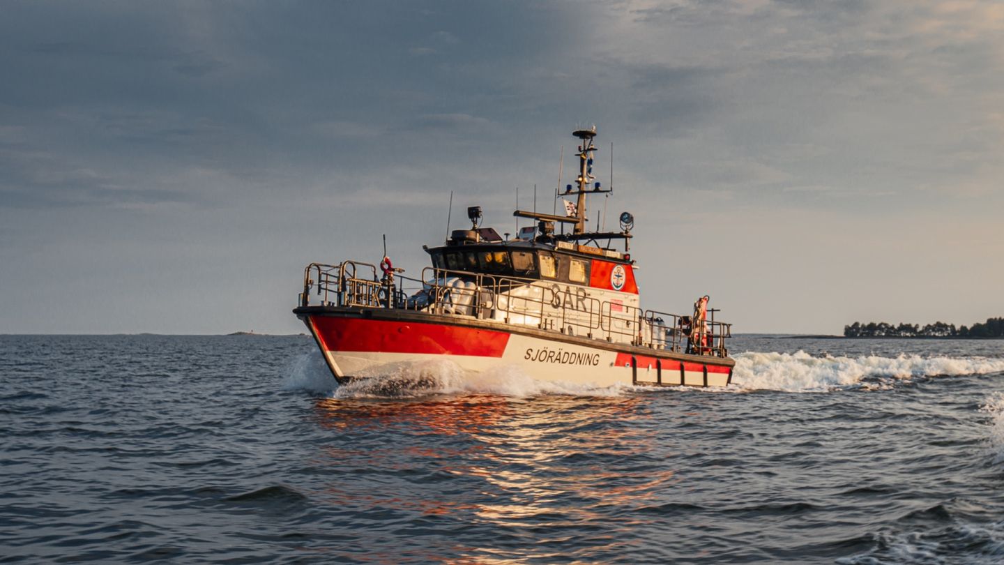 Inexperienced sailors nearly drifted into Russia; rescue operation unfolds in Gulf of Finland