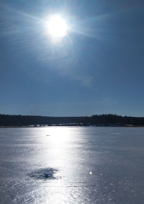 Paistoi se aurinko yhtä komeasti myös Kulovedellä. Marketta Sorsa kuvasi maisemia Knuutilan rannasta.