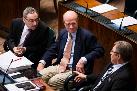 Ben Zyskowicz, Kimmo Sasi ja Pertti Salolainen kuuntelivat pääministerin ilmoitusta Ukrainan tilanteesta edsukunnassa maaliskuussa 2013.