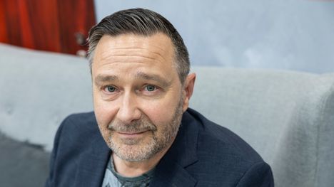 Salatut elämät -sarjan kesän päätösjaksossa Aarolle (Teemu Lehtilä) käy kalpaten.