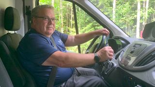 Nokialainen Harri Saukko on ajanut Koukkujärventietä 25 vuotta. Saukko kertoo, että yleensä, kun hän asioi Ylöjärvellä, hän kiertää Nokian kautta, sillä tie on niin huonossa kunnossa. Heinäkuisena maanantaina hän ajoi kuitenkin Koukkujärventietä Ylöjärven suuntaan. Vauhtia oli paikoin alle 10 kilometriä tunnissa, jotta auto ei hajoaisi tielle. 