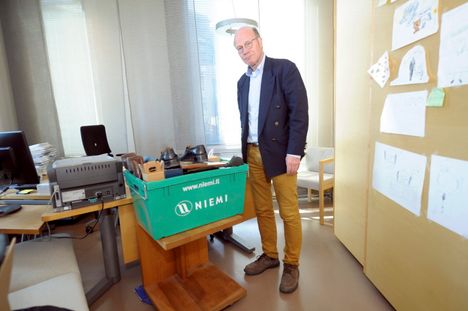 Eduskunnasta pudonnut Kimmo Sasi pakkasi tavaroitaan työhuoneellaan Pikkuparlamentissa huhtikuussa 2015.