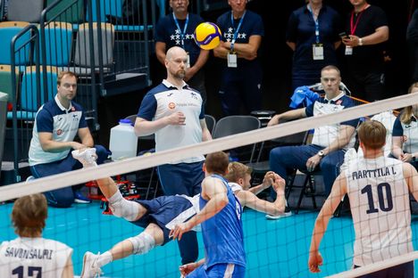 Antti Ronkainen pelasti pallon peliin valmentaja Olli Kunnarin edestä.