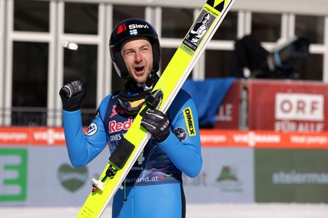 Ilkka Herola on maailmancup-kilpailun voittaja toista kertaa urallaan. Kuva torstailta, kun Herola juhli varakilpailussa uransa pisintä, 221 metriä kantanutta hyppyään.
