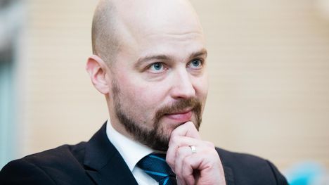 Keskustalainen kansanedustaja Mikko Kärnä sanoo pitäneensä jonkinlaista kotivaraa siitä lähtien, kun rakensi Lappiin omakotitalon. Nykyään polttopuitakin riittäisi ”muutamaksi vuodeksi”.