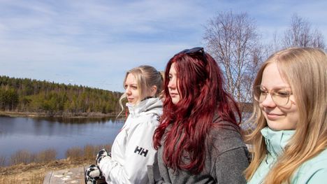 Sanni Viljanen, Elsa Lehtonen ja Emma Lehtimäki olivat tutustumassa turvetuotantoon Satamakeitaan alueella Honkajoella pääsiäisen jälkeisenä torstaina. Toisen vuoden lukiolaiset kertoivat, että turvetuotantoalue oli heille aivan uusi kokemus. Työpajan tarkoituksena oli miettiä, miten turvetuotanto muuttaa ympäristöä.