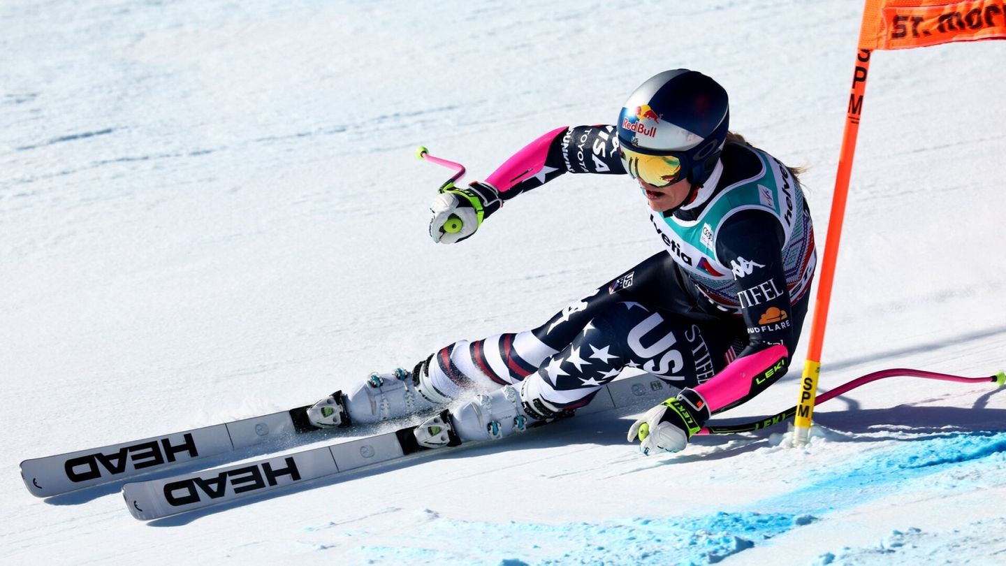 Vonn races with ruptured ACL